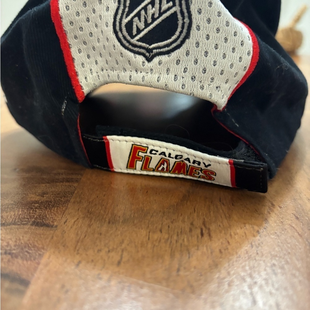 CCM Calgary Flames Vintage Hockey Cap Black Red NHL - Picture 9 of 9